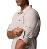 Camisa de manga larga Columbia Silver Ridge color gris, de corte clásico con bolsillos frontales con solapa, botones a tono y tecnología de protección solar y absorción de humedad.