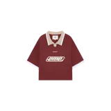 Remera polo marrón de manga corta con cuello beige y ribetes blancos, con diseño oversize y estampa frontal de la marca.