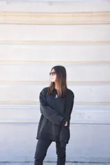 Buzo negro de algodón con cuello redondo y logo bordado en el pecho.