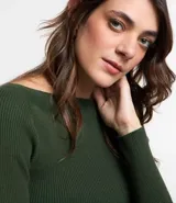 Blusa de punto de manga larga con cuello bote y textura acanalada vertical. Presenta un diseño ajustado al cuerpo, confeccionada en una mezcla de viscosa y poliamida.