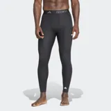 Calza de compresión Adidas Techfit color negro, con cintura elástica con logo de la marca y tecnología AEROREADY para absorción de humedad. Presenta paneles de malla para mayor ventilación y un panel frontal esculpido en 3D.