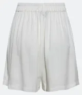 Short de viscosa texturizada color blanco, modelo holgado con cintura de sastrería en la parte delantera, elástico en la parte trasera, trabillas, cierre por botón y cremallera, y bolsillos laterales.