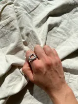 Anillo de plata 925 con diseño minimalista que combina formas geométricas y orgánicas.