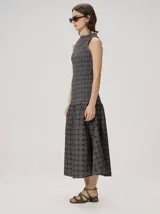 Vestido midi sin mangas de silueta en A y escote redondo, con diseño geométrico de inspiración op art y detalle de fruncido elástico en el cuerpo, confeccionado en algodón.