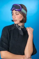 Sweater color verde menta de tejido de punto con cuello redondo y mangas largas.