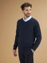 Sweater de punto color azul marino, con cuello en V y mangas largas.