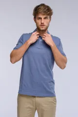 Remera polo de piqué de manga corta, color celeste, con cuello camisero, cartera con botones y pequeño logo bordado en el pecho.