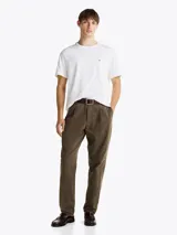 Remera de corte relajado confeccionada en mezcla de algodón con fibras elásticas. Presenta cuello redondo, mangas cortas y el logo de la marca bordado en el pecho.