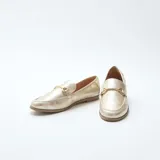 Mocasines de mujer en color dorado con acabado metalizado, diseño clásico de punta redondeada y detalle de herraje metálico en el empeine.