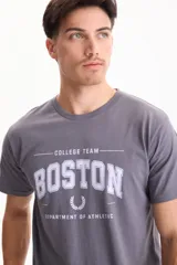 Remera gris de manga corta, con corte regular fit y estampado frontal "Boston College Team Department of Athletic" en color blanco.