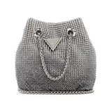 Cartera tipo bucket de Guess, modelo Zalina, color plateado con apliques de strass. Tiene asa de cadena metálica y logo triangular de la marca en el frente.