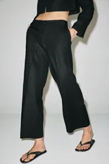 Pantalón culotte negro de tiro alto confeccionado en hilatura con lino, con bolsillos delanteros y cierre frontal con botón.