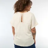 Camiseta de tejido crepé color beige, con escote en V y mangas cortas con dobladillo.