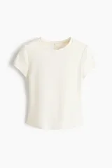 Remera deportiva de corte ajustado en tejido funcional suave con tecnología DryMove para absorción de sudor. Presenta cuello redondo y mangas cortas.