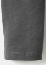 Remera de manga larga gris oscuro con escote redondo amplio y corte ajustado.