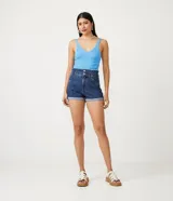 Blusa musculosa estilo cropped de Blue Steel, confeccionada en tejido de viscosa con textura acanalada. Presenta escote en V y tirantes medios elásticos.