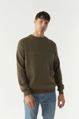 Sweater color verde oliva con textura acanalada en la parte superior del pecho y hombros.