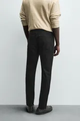 Pantalón de jean corte slim fit, color gris con efecto lavado. Presenta diseño de cinco bolsillos, cierre frontal con cremallera y botón, y tejido elástico.