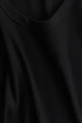 Musculosa entallada de punto de algodón acanalado con cuello redondo.