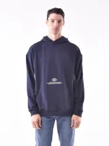 Buzo hoodie azul petróleo con bolsillo tipo canguro y estampado de un globo terráqueo y texto en blanco.