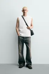 Camiseta sin mangas de corte relajado, con cuello redondo y diseño liso en color blanco.