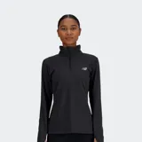 Buzo deportivo New Balance de manga larga, color negro jaspeado (space dye), con cuello alto y cierre parcial frontal. Presenta el logo NB reflectante en el pecho y paneles laterales de malla.