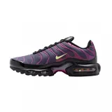 Championes Nike Air Max Plus OG, color morado y negro con detalles en fucsia y logo Swoosh amarillo flúor. Cuentan con unidades de aire visibles en la suela y tecnología Tuned Air para mayor amortiguación.