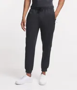 Pantalón deportivo de corte jogger, color negro, con cintura elástica ajustable mediante cordón, bolsillos laterales y puños acanalados en los tobillos. Confeccionado en tejido de algodón con interior felpudo.