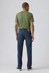 Jean de corte regular taper, con tiro medio y diseño clásico de cinco bolsillos. Confeccionado en denim con tecnología stretch para mayor comodidad.