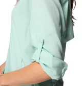 Camisa de manga larga Columbia modelo Tamiami II LS Shirt, de color verde menta, con tecnología Omni-Shade y Omni-Wick, cuello camisero, cierre frontal de botones y bolsillo en el pecho con solapa.