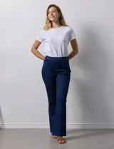 Jegging con pretina elastizada, marca Zac & Rachel. Delantera y trasera con bolsillos. Terminación de ruedo bootcut.