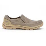 Mocasines Skechers Relaxed Fit Expected Avillo color beige, de lona tejida con efecto deslavado y capas superpuestas de ante. Cuenta con plantilla Memory Foam, paneles elásticos laterales y suela de goma.