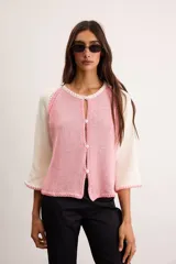 Saco de algodón tejido, color beige con mangas y detalles en blanco, escote en V y cierre frontal de botones.