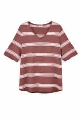 Remera de cuello en V con mangas cortas, de diseño a rayas horizontales en tonos marrón chocolate y rosado.
