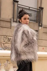 Tapado blanco con textura de plumas sintéticas.