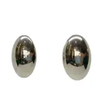 Par de aros plateados con forma ovalada, hechos de resina.