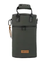 Maletín matero de diseño vertical en color verde oscuro, confeccionado en poliéster reciclado repelente al agua. Cuenta con cierre superior impermeable, manija de mano reforzada, compartimentos internos organizadores para termo, mate y yerba, y un llavero mosquetón lateral con cordón decorativo. Presenta un parche de cuero sintético con el logo de la marca en la parte inferior.