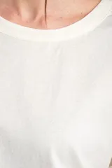 Remera color camel, de corte al cuerpo, manga corta con vuelta y cuello redondo.