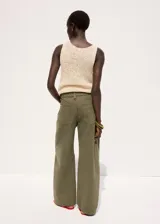 Jeans de corte ancho en color verde militar, con tiro medio-alto y diseño de pernera recta.