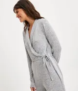 Mono pijama largo gris jaspeado, con escote cruzado, mangas largas y lazo en la cintura.