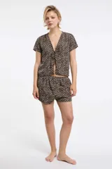 Short fluido de satén estampado con diseño animal print de leopardo, con cintura elastizada.