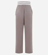 Pantalón deportivo de corte recto color marrón, confeccionado en una mezcla de modal y algodón. Presenta cintura elástica en rib con rayas blancas contrastantes, bolsillos laterales y detalle de lettering bordado en la pierna. Incluye aberturas laterales en el ruedo.