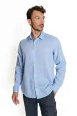 Camisa celeste de lino y algodón, de manga larga y corte clásico.