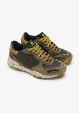 Championes urbanos Satorisan modelo Chacrona, confeccionados en cuero marrón con detalles en gamuza, cordones amarillos y suela de goma con efecto salpicado y detalles en verde.