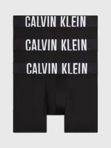 Pack de tres boxers largos de microfibra con cintura elástica distintiva de la marca Calvin Klein. Presentan un diseño minimalista con superficie suave y ajuste de talle medio.