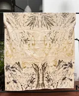 Mantel rectangular de algodón color crudo con estampado botánico en tonos marrones y verdes.