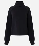 Buzo de corte regular confeccionado en mezcla de poliéster, viscosa y elastano. Presenta cuello alto estructurado, mangas largas con corte raglán y puños ajustados.