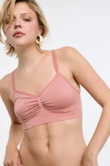 Soutien tipo bralette de microfibra sin costuras, color rosado, con diseño de frunce central, doble bretel regulable y espalda con broche de ajuste.