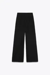 Pantalón negro de tiro medio con pierna recta y detalle de superposición tipo pareo en el frente.