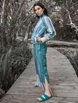 Chaqueta de lino con estampado a rayas verticales en tonos celeste, azul, blanco y marrón.